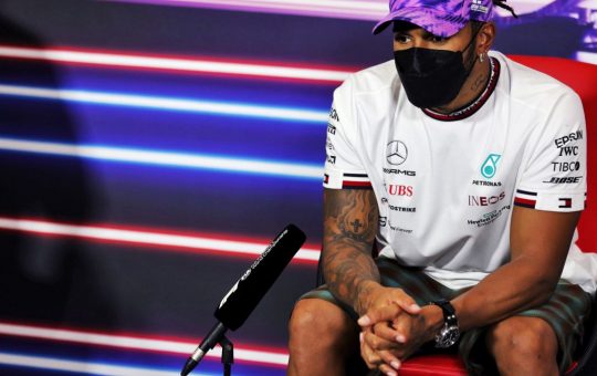 Mercedes denuncia abusos racistas a Hamilton