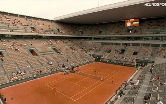 Esta imagen de la pista central de Roland Garros habla muy mal del torneo